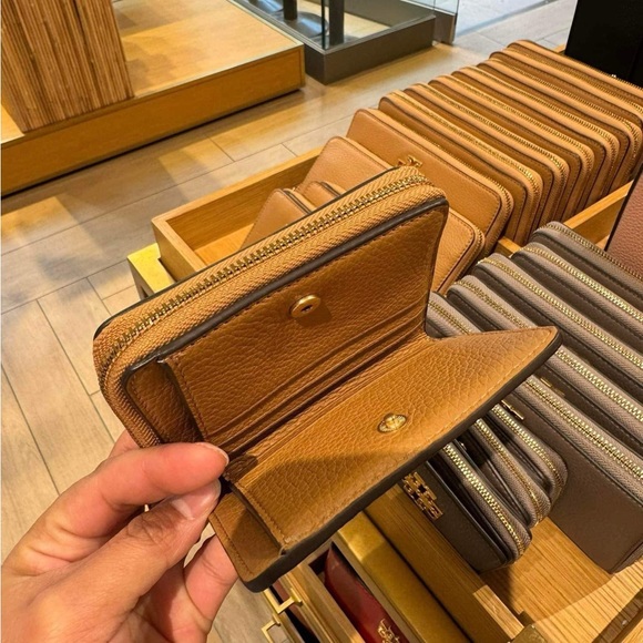 Tory Burch Britten Bifold Wallet - Picture 3 of 3